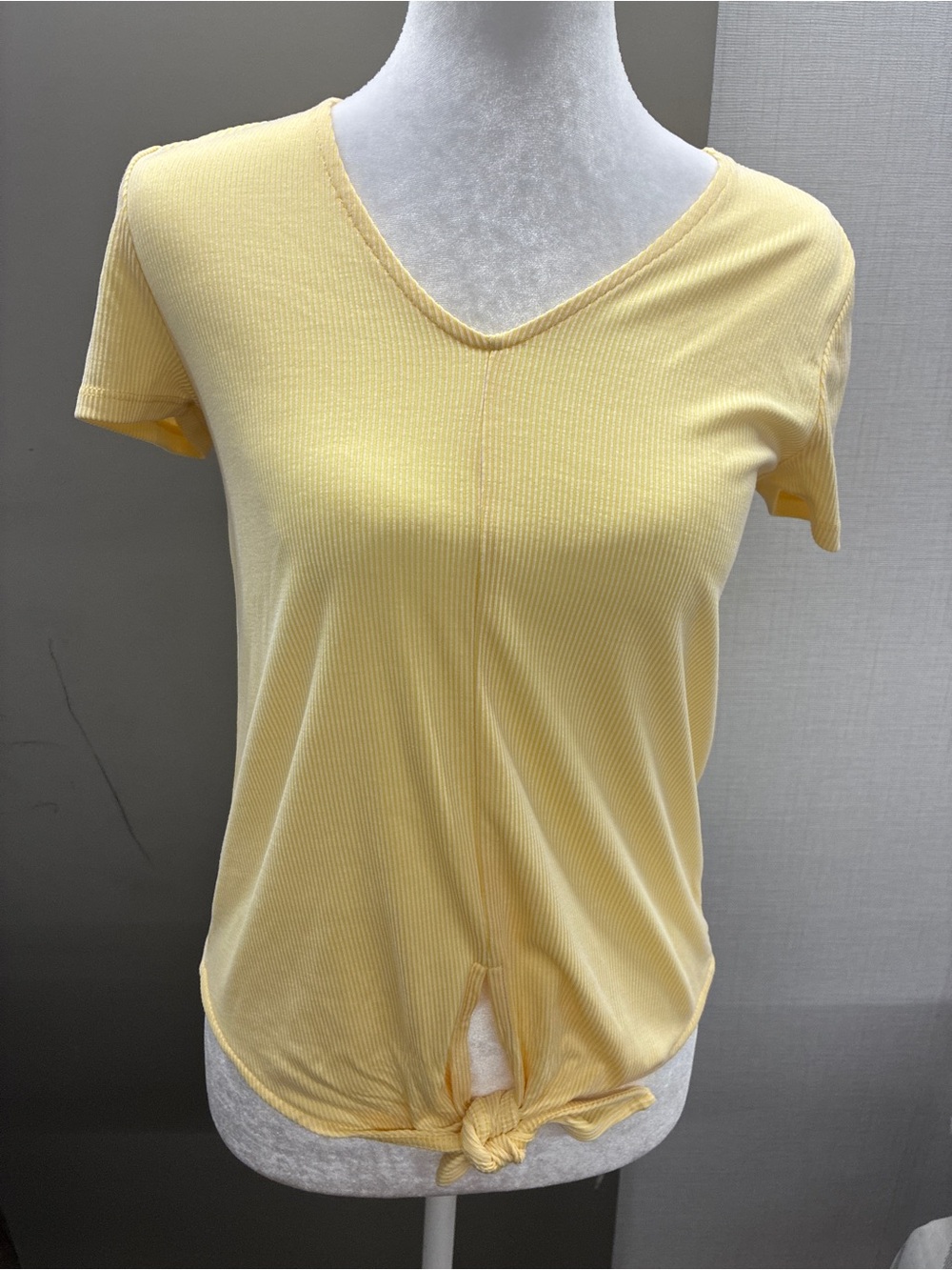 Ann Taylor Ribbed V-Neck Tie-Front Crop Top in Pale Yellow